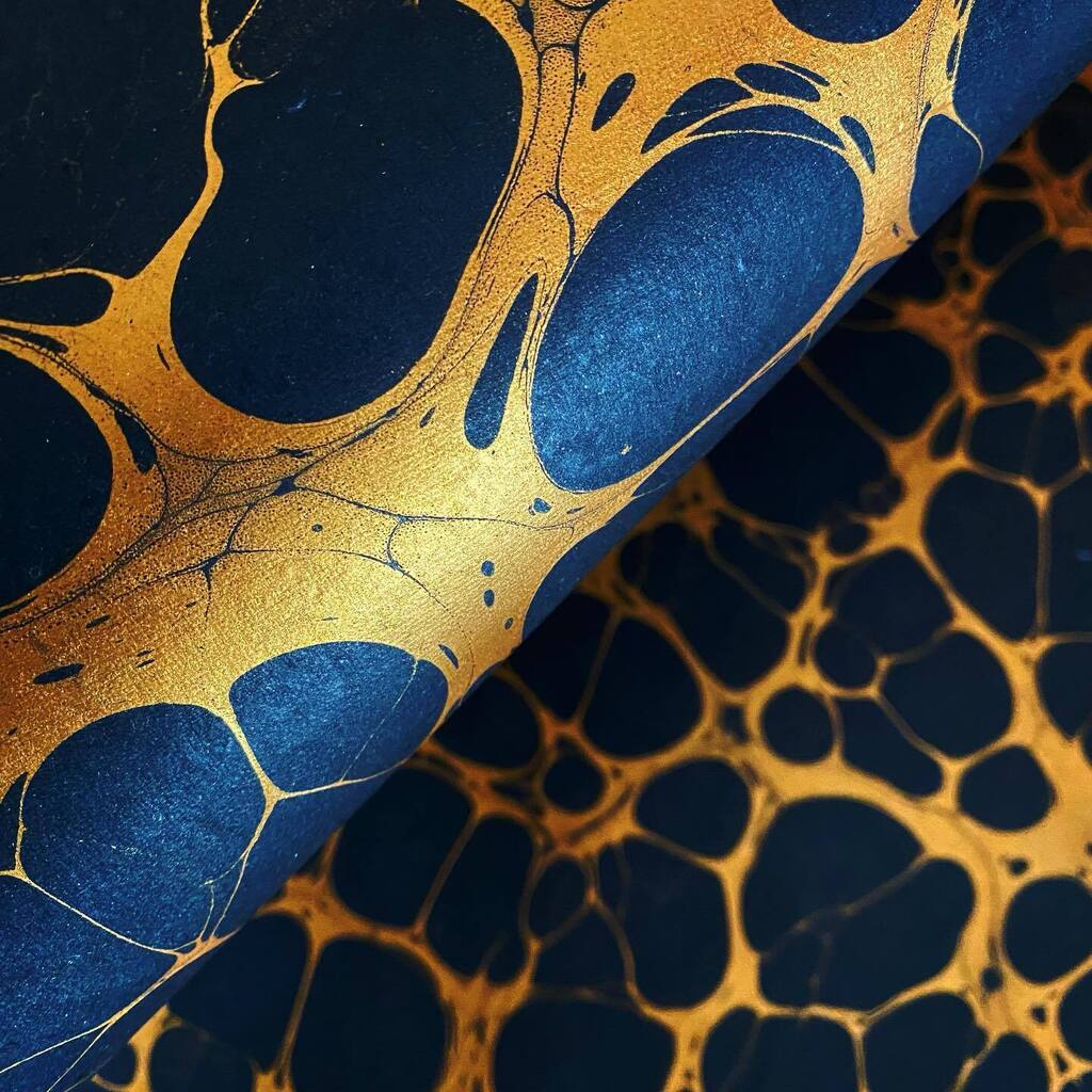 ollilypaperware's tweet photo. This liquid black and gold marbled beauty is back in stock!

#india #paper #indianpaper #cotton #cottonpaper #handmadepaper #material #diy #diymaterials #doityourself #bookbinding #ollilypaperware #handmade #papercraftmaterial #papercraft #papercrafts #e… https://t.co/iBN27IAGuV https://t.co/qRHBNIRCaW