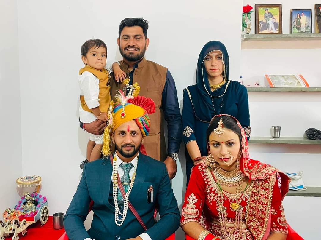 VijayBeniwal_'s tweet photo. प्यारी भांजी रिद्धिमा व दामाद रामनिवास जी गोदारा को नवदांपत्य जीवन के लिए हार्दिक बधाई एवं शुभाशीष 💐
#Family_Function 🤗 https://t.co/imTWRbodJs
