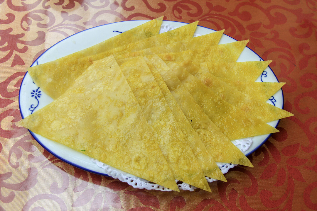 live_seasons's tweet photo. This delicious fried cake has a weird name as 狗浇尿 or literally "dog piss", invented by a newlywed wife who decided to make a cake but got a puppy spilling oil everywhere. As a last thought, she made #friedcake and was praised, jokingly called dog piss on the cake. https://t.co/AnJ8oF7KPI