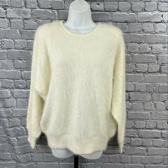 ErinLCBW's tweet photo. So good I had to share! Check out all the items I'm loving on @Poshmarkapp #poshmark #fashion #style #shopmycloset #emu #anthropologie #venesha: https://t.co/j60eiYcZtq https://t.co/bgkSurKxZg