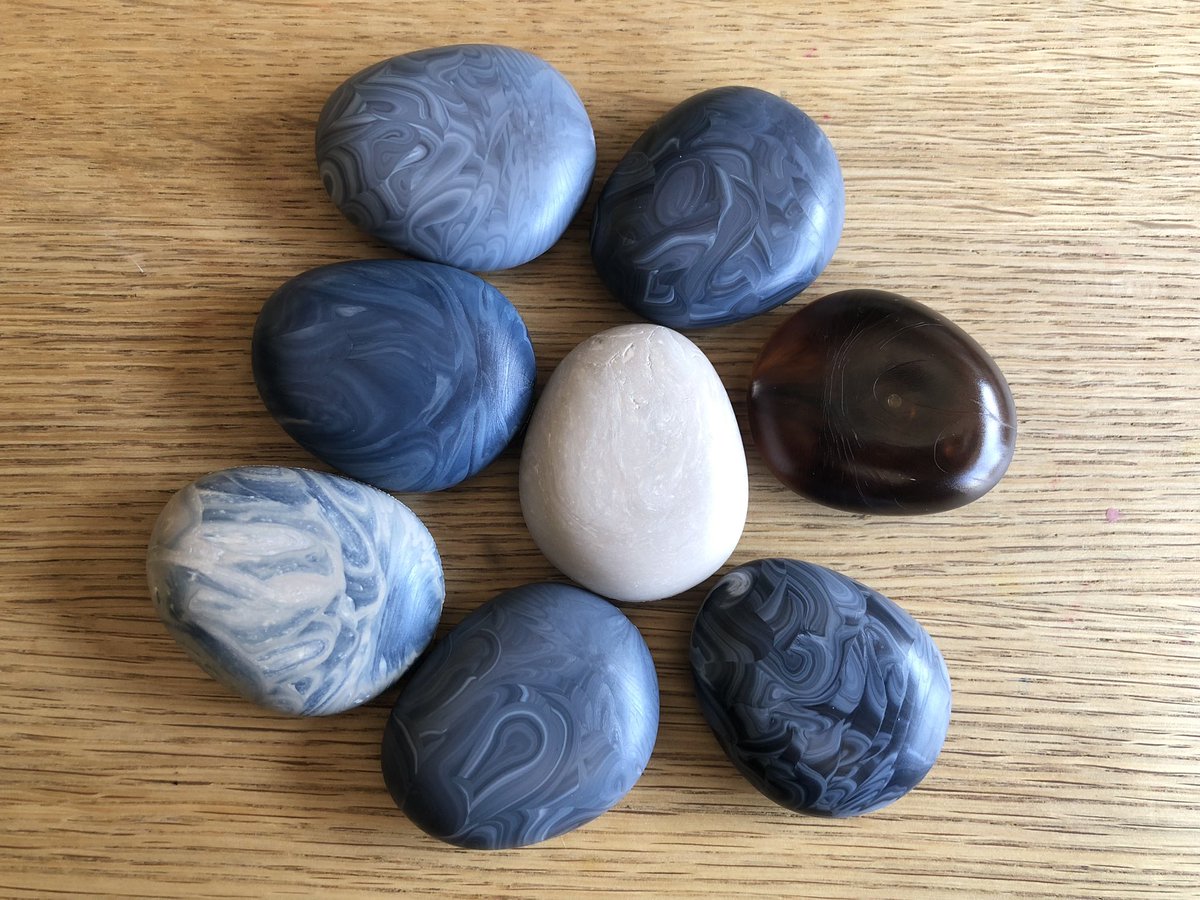 ParallelPlasti1's tweet image. 私達のオフィスはリモートワークがメインなので、ロッカーは全て共用です。
自社製品の滞留在庫や産業廃棄物をリサイクルして作ったマグネットが「使用中」の目印です。
#サステナビリティ  #社産社消 #parallelplastics #つくる責任つかう責任 #マグネット #サーキュラーエコノミー