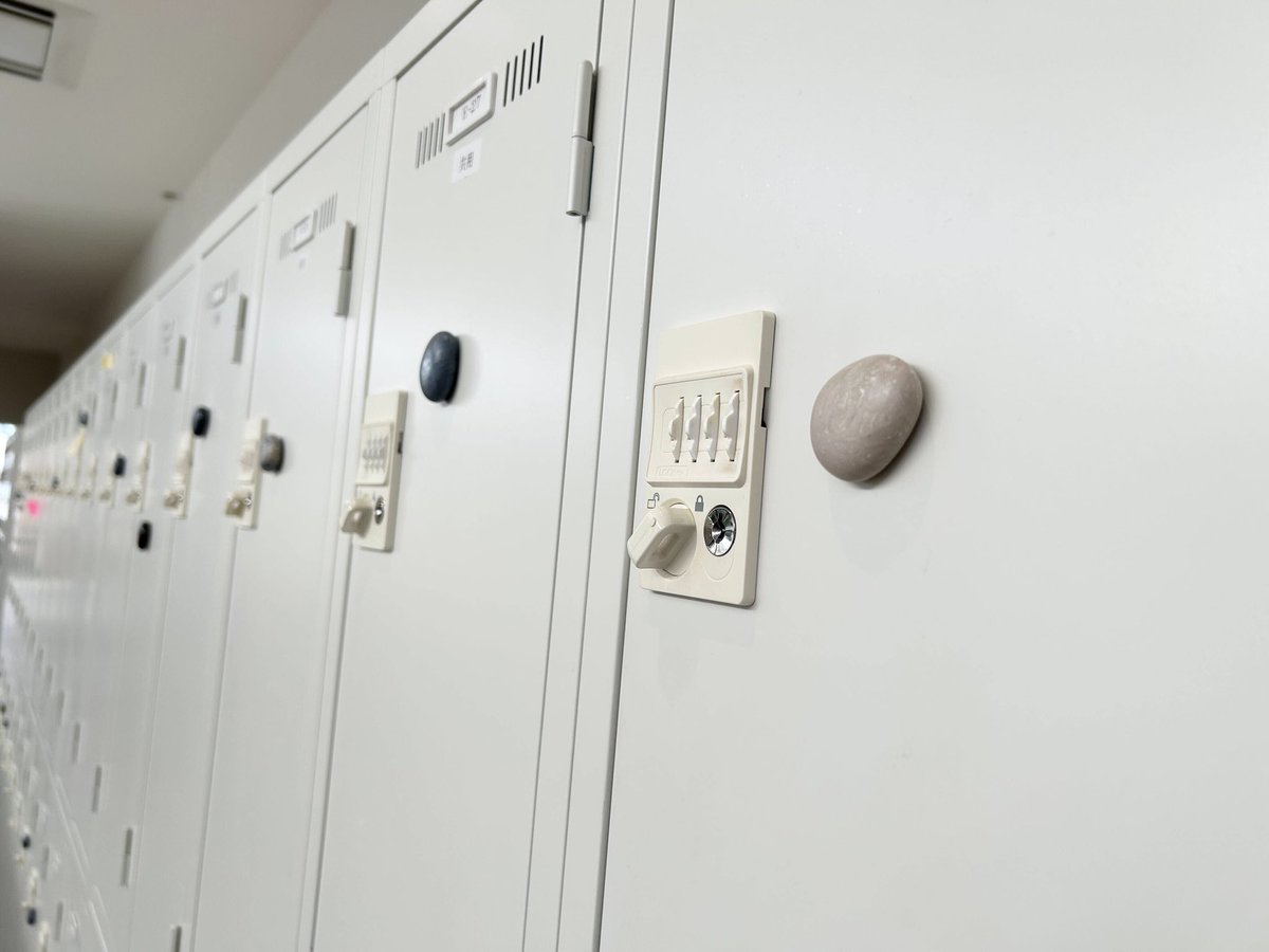 ParallelPlasti1's tweet image. 私達のオフィスはリモートワークがメインなので、ロッカーは全て共用です。
自社製品の滞留在庫や産業廃棄物をリサイクルして作ったマグネットが「使用中」の目印です。
#サステナビリティ  #社産社消 #parallelplastics #つくる責任つかう責任 #マグネット #サーキュラーエコノミー