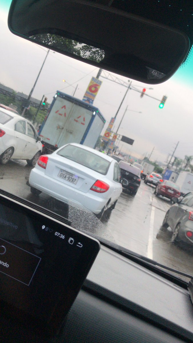 Anayarizv's tweet photo. Sálganse de la vía que quiero estar sola #Trafico #voyallegartarde https://t.co/RVgFgb452Q