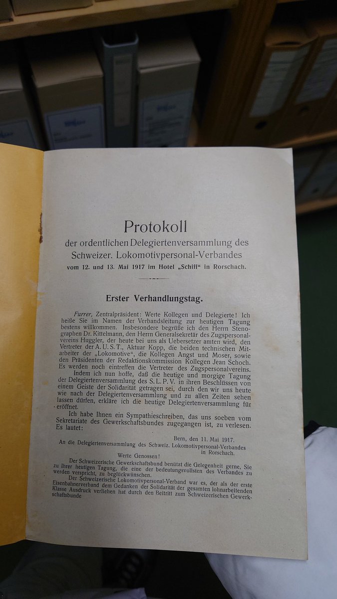Heute haben sich einige vom Zentralvorstand @Lokpersonal in Bern getroffen und unser Archiv begutachtet. Unser derzeitiger Archivar möchte aufhören und so muss über die Zukunft entschieden werden.

Nun wird in den kommenden Monaten überlegt, wie wir mit diesem Schatz umgehen.