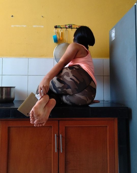 Kitchen soles👣  https://t.co/OCf1RCOvTt &bull; feet  &bull;pies &bull; soles &bull; latina &bull; kitchen &bull; foot lover &bull; foot<a href="/tag/footfetish"class="tags"><span>#footfetish</span></a><a href="/tag/feet"class="tags"><span>#feet</span></a><a href="/tag/pies"class="tags"><span>#pies</span></a><a href="/tag/toes"class="tags"><span>#toes</span></a><a href="/tag/barefeet"class="tags"><span>#barefeet</span></a><a href="/tag/sexyfeet"class="tags"><span>#sexyfeet</span></a>