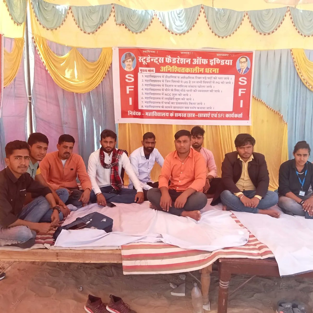jhunjhunu_sfi's tweet photo. ❣️* JOIN SFI *❣️ 
मलसीसर एसएफआई द्वारा 8 सूत्री मांगो को लेकर  महाविद्यालय के मुख्य द्वार पर चल रहे अनिश्चितकालीन धरना 3(तीसरे) दिन भी जारी। 
#अनिश्चितकालीन_धरना 
#इंकलाब_जिन्दाबाद 
#SFI_जिन्दाबाद 
#SFI 
#sfi_मलसीसर 
#sfi_झुंझुनूं 
#JoinSFI 
#Be_a_complete_student 
@jhunjhunu_sfi https://t.co/Ds8R6yMRTD