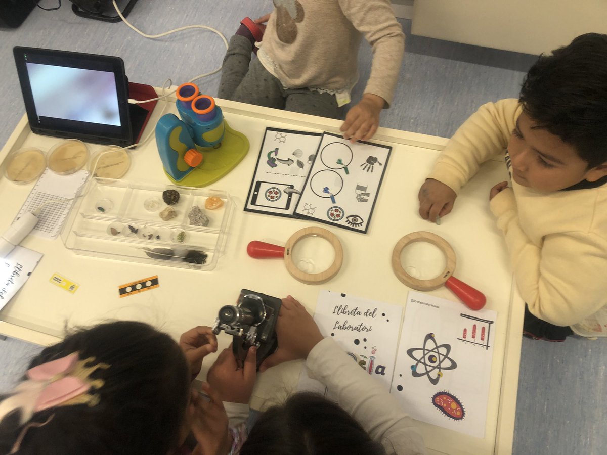 Lleureka's tweet photo. Aquest matí el Laboratori lleureka ha estat a l’@E_SantiagoRusi de Barcelona on els nens i les nenes d’I5 han experimentat, jugat i descobrint amb la ciència. Plaques petri, probetes, tubs d’assaig, comptagotes… Per descobrir que la ciència és cosa de totes. #nomorematildas https://t.co/JMogdXUmGZ