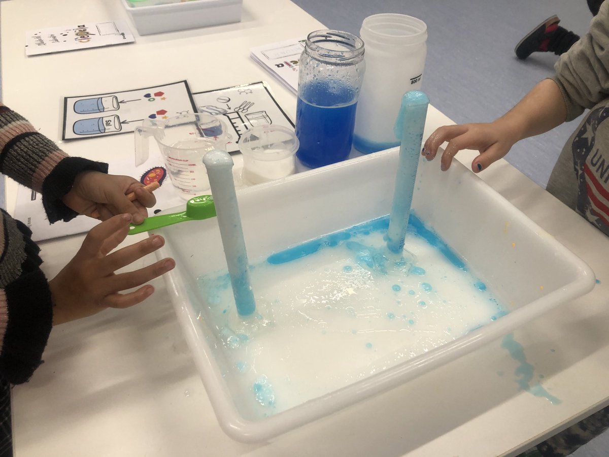 Lleureka's tweet photo. Aquest matí el Laboratori lleureka ha estat a l’@E_SantiagoRusi de Barcelona on els nens i les nenes d’I5 han experimentat, jugat i descobrint amb la ciència. Plaques petri, probetes, tubs d’assaig, comptagotes… Per descobrir que la ciència és cosa de totes. #nomorematildas https://t.co/JMogdXUmGZ