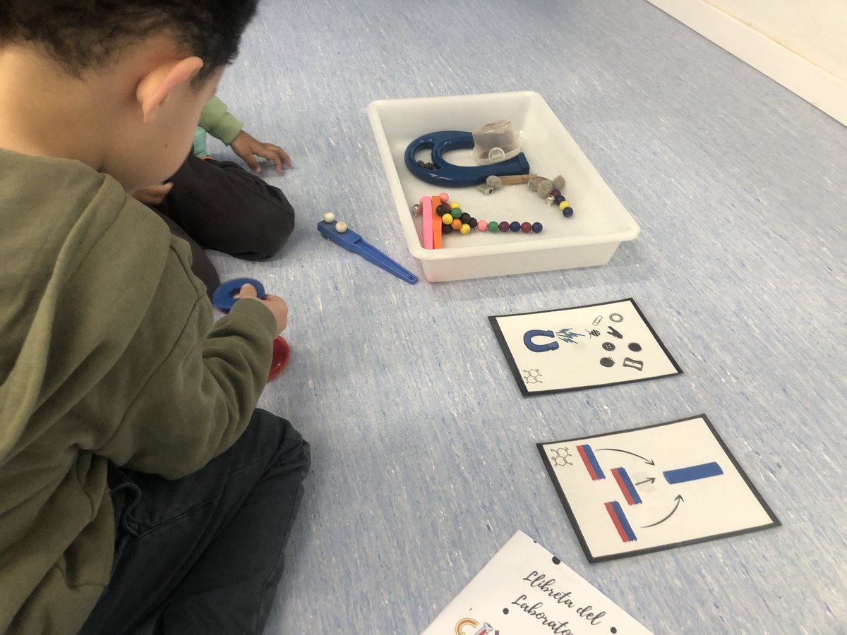 Lleureka's tweet photo. Aquest matí el Laboratori lleureka ha estat a l’@E_SantiagoRusi de Barcelona on els nens i les nenes d’I5 han experimentat, jugat i descobrint amb la ciència. Plaques petri, probetes, tubs d’assaig, comptagotes… Per descobrir que la ciència és cosa de totes. #nomorematildas https://t.co/JMogdXUmGZ