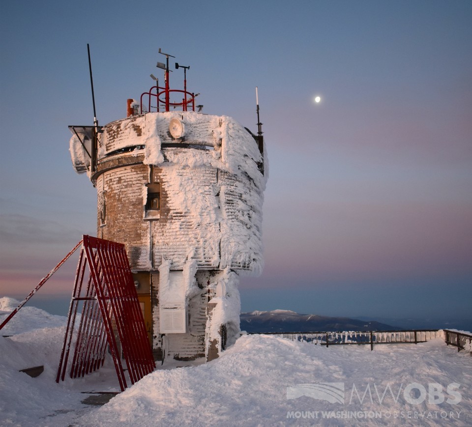 MWObs's tweet photo. #Sunrise this morning with the #moon and #Franconia Ridge in the background of our instrument tower. Will this clearing pattern last? Check out our Higher Summits #Forecast to find out! https://t.co/XgUuKwoWkd
#knowbeforeyougo #nhwx #mwobs #wmnf #nh #visitnh https://t.co/cVy9457md0