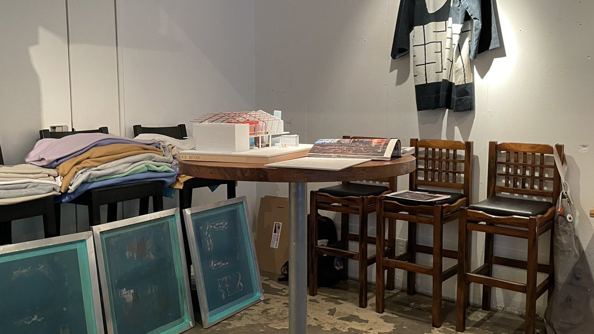 dai_katsuragawa's tweet photo. 【展覧会】「大大大學」展にて、初日のトークで話題にさせてもらった「GUDSKUL」を模型にして搬入しました！他の作品も濃いので、よろしければみなさんぜひオープンスクールへ！！ https://t.co/ct4dJAnSL5