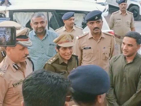 ShaikkhRoshan's tweet photo. માનનીય સુરત પોલીસ કમિશ્નર શ્રી અજયકુમાર તોમર I.P.S સાહેબના અધ્યક્ષ સ્થાને વ્યાજખોરો સામે લોકજાગૃતિ માટે સચિન જી.આઇ. ડી.સી પોલીસ સ્ટેશન દ્વારા રાહત સોસા કોમ્યુનિટી હોલ ઉન પાટિયા ખાતે તારીખ 8/2/2023ના રોજ લોક-સંવાદ કાર્યક્રમનું આયોજન કરવામાં આવેલ હતું.@CP_SuratCity @GujaratPolice https://t.co/U1lZytFR1R