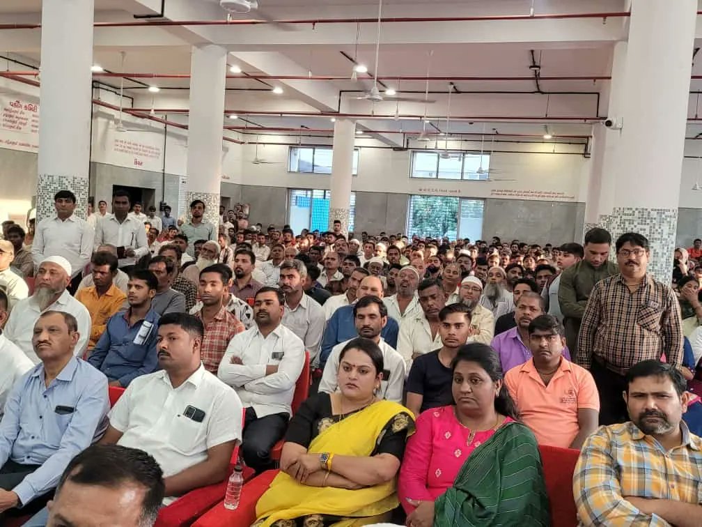 ShaikkhRoshan's tweet photo. માનનીય સુરત પોલીસ કમિશ્નર શ્રી અજયકુમાર તોમર I.P.S સાહેબના અધ્યક્ષ સ્થાને વ્યાજખોરો સામે લોકજાગૃતિ માટે સચિન જી.આઇ. ડી.સી પોલીસ સ્ટેશન દ્વારા રાહત સોસા કોમ્યુનિટી હોલ ઉન પાટિયા ખાતે તારીખ 8/2/2023ના રોજ લોક-સંવાદ કાર્યક્રમનું આયોજન કરવામાં આવેલ હતું.@CP_SuratCity @GujaratPolice https://t.co/U1lZytFR1R