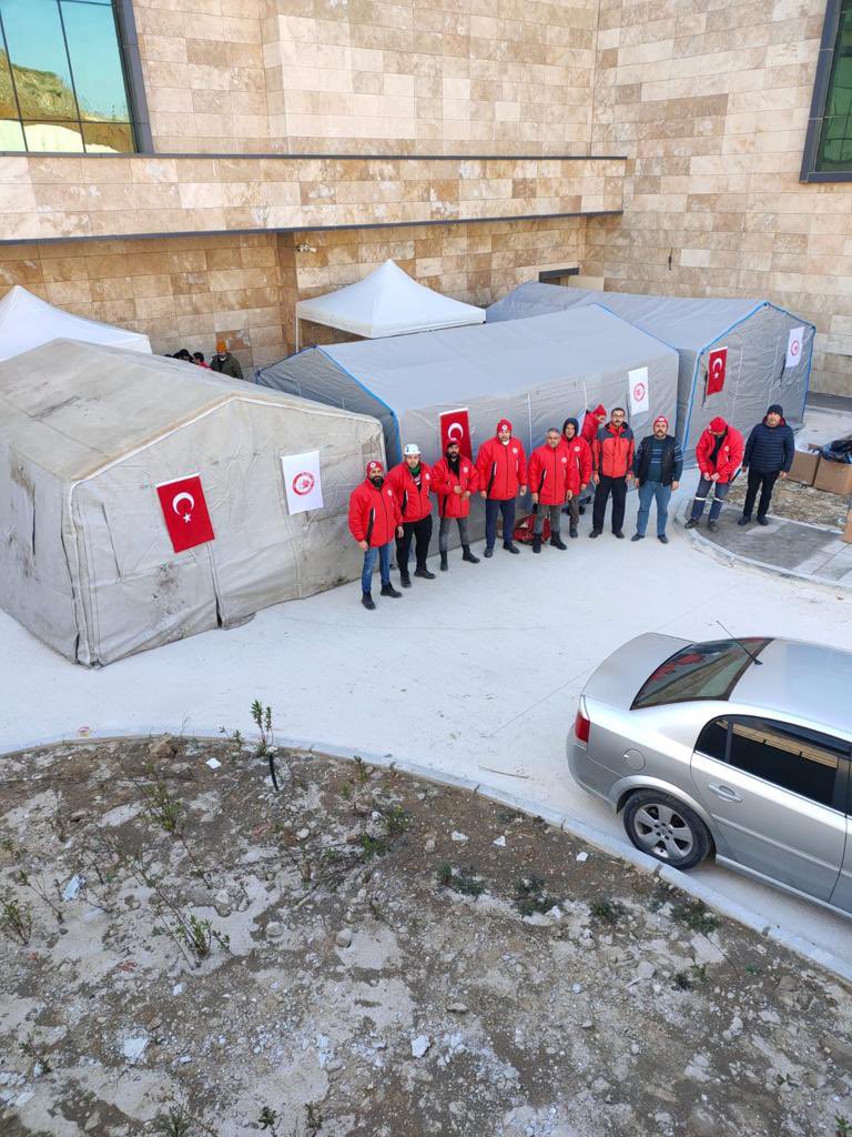 sd_universitesi's tweet photo. Süleyman Demirel Üniversitesi olarak afet bölgesindeki depremzede vatandaşlarımıza ulaşıyor ve yaralarımızı birlikte sarıyoruz.
 #deprem #türkiye https://t.co/up0l1WlyXV
