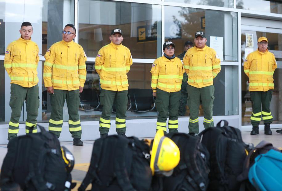 Riesgos_Ec's tweet photo. Ecuador 🇪🇨 apoya a Chile 🇨🇱 ante la ola de incendios forestales. 🤝 🧑‍🚒 

@BomberosQuito con sus herramientas de trabajo se trasladan esta hora hacia Guayaquil para sumarse al grupo de bomberos y equipo de @Riesgos_Ec que viajarán hoy al hermano país. 

#GestiónDeRiesgosEc https://t.co/oMrXywKX7A