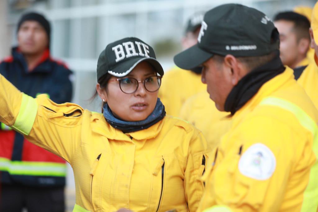 Riesgos_Ec's tweet photo. Ecuador 🇪🇨 apoya a Chile 🇨🇱 ante la ola de incendios forestales. 🤝 🧑‍🚒 

@BomberosQuito con sus herramientas de trabajo se trasladan esta hora hacia Guayaquil para sumarse al grupo de bomberos y equipo de @Riesgos_Ec que viajarán hoy al hermano país. 

#GestiónDeRiesgosEc https://t.co/oMrXywKX7A