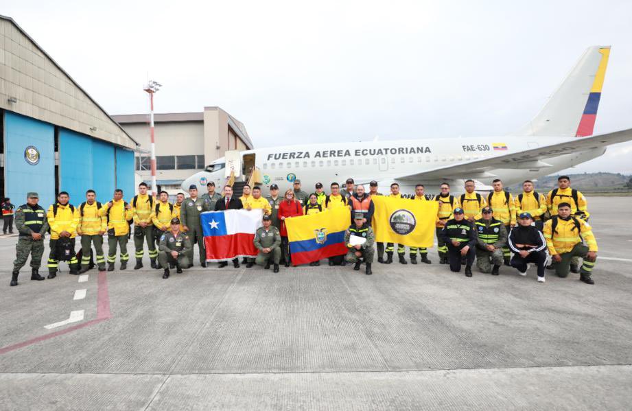 Riesgos_Ec's tweet photo. Ecuador 🇪🇨 apoya a Chile 🇨🇱 ante la ola de incendios forestales. 🤝 🧑‍🚒 

@BomberosQuito con sus herramientas de trabajo se trasladan esta hora hacia Guayaquil para sumarse al grupo de bomberos y equipo de @Riesgos_Ec que viajarán hoy al hermano país. 

#GestiónDeRiesgosEc https://t.co/oMrXywKX7A