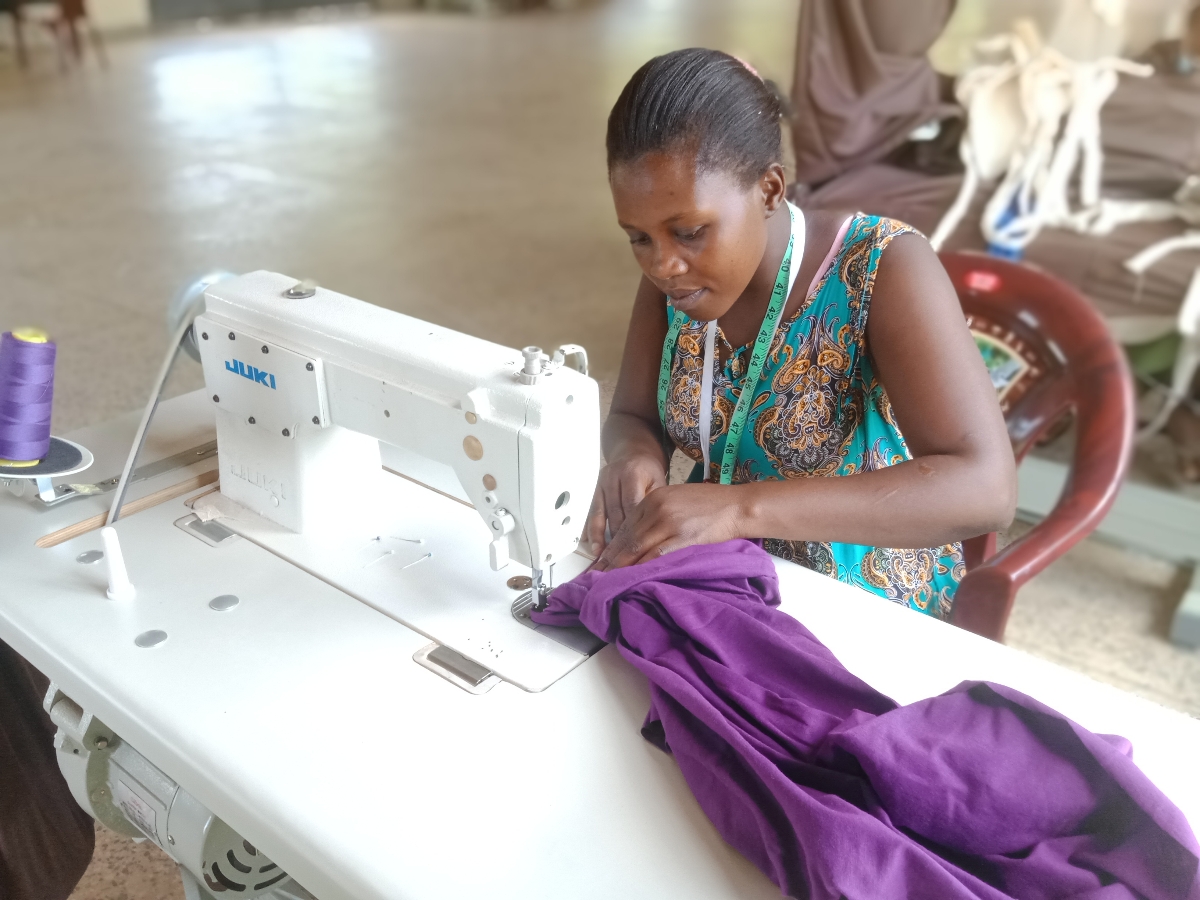 LablFashionKe's tweet photo. Our eco-friendly Dambi T- Shirt is a great way to appreciate the community in which our staff come from. Dambi is a village located near the Labl Fashion facility in Voi. It features a classic fit with heavyweight fabric.
#ecofriendly #regenerative #sustainablefashion #zerowaste https://t.co/YV0xIBV8V9