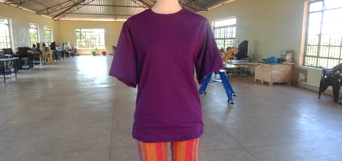 LablFashionKe's tweet photo. Our eco-friendly Dambi T- Shirt is a great way to appreciate the community in which our staff come from. Dambi is a village located near the Labl Fashion facility in Voi. It features a classic fit with heavyweight fabric.
#ecofriendly #regenerative #sustainablefashion #zerowaste https://t.co/YV0xIBV8V9