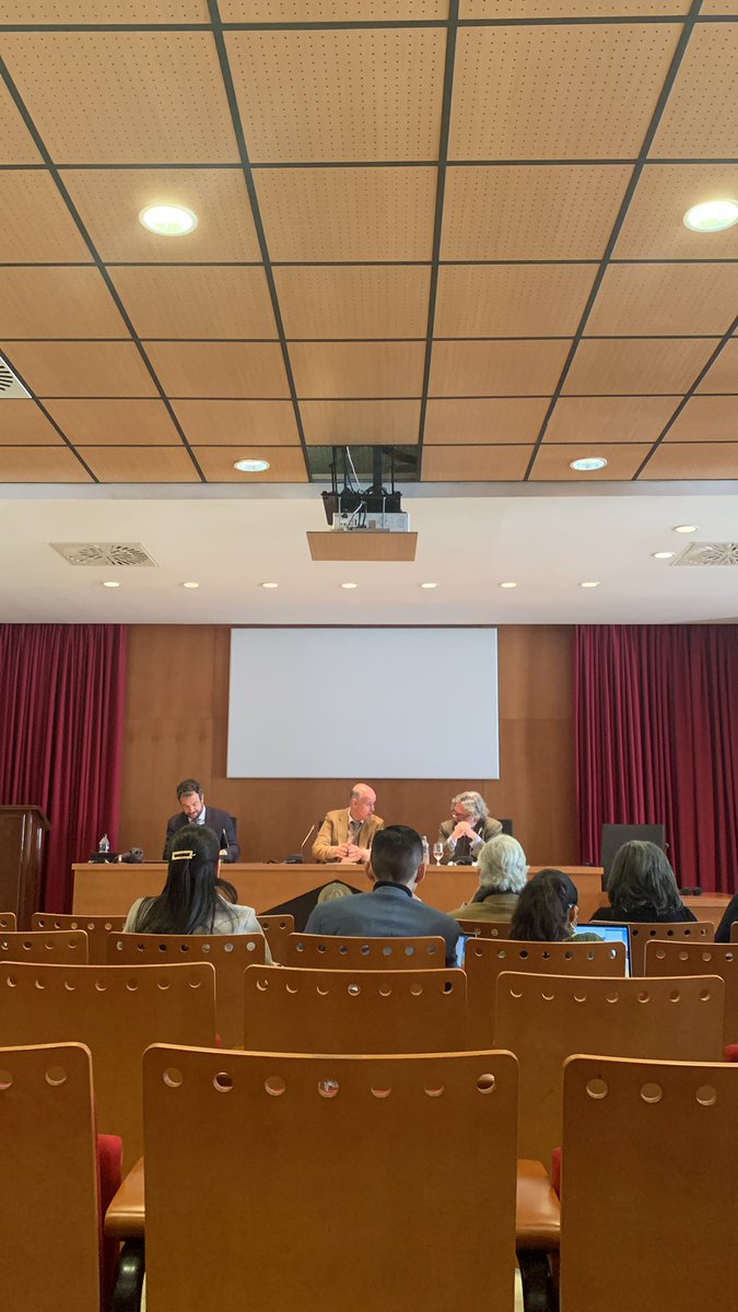 Conferencia del Prof. Dr. Eloy García López (Catedrático de Derecho Constitucional de la Universidad Complutense de Madrid), titulada: "La revisión del concepto clásico de Poder constituyente". <a href="/Derecho_US/">FACULTAD DE DERECHO</a>  <a href="/DoctoradoDerUs/">DoctoradoDerechoUs</a>