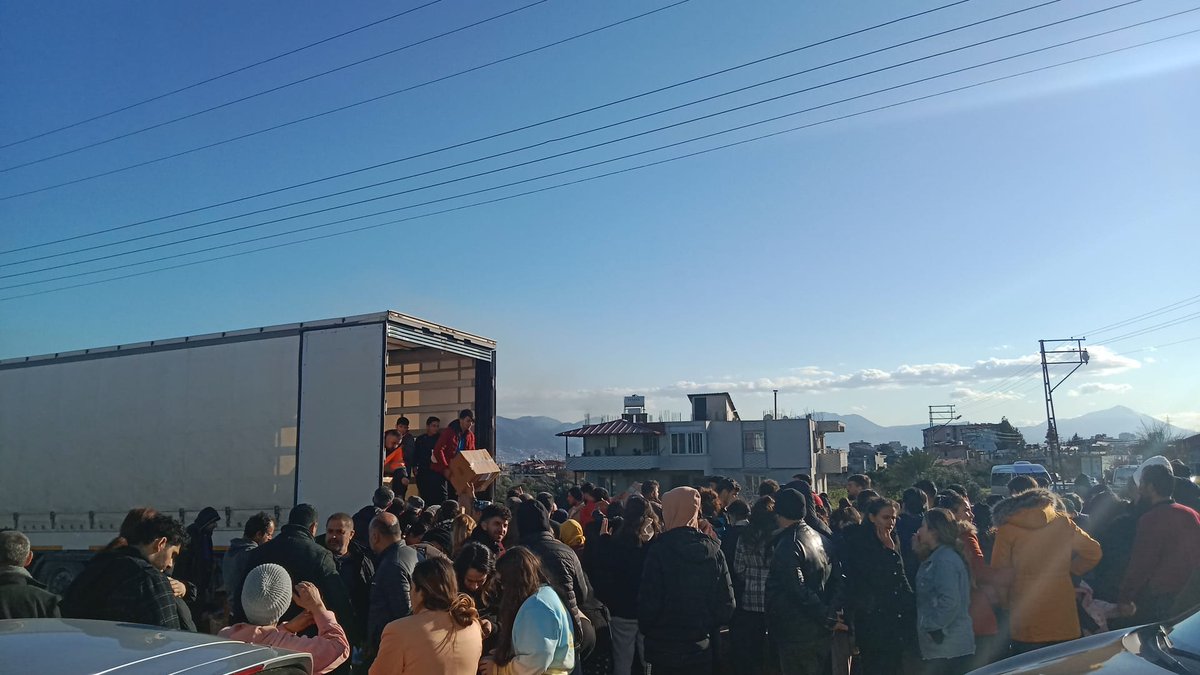 📌Hatay'dayız. 

Defne, Reylanlı ve İskenderun'a sağ salim ulaştık. 

Yardım kolilerimizi teslim etmeye devam ediyoruz.