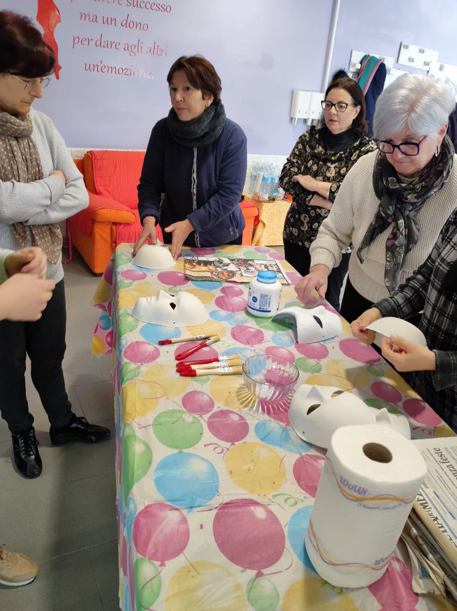 anteasnazionale's tweet photo. Le volontarie dell'Anteas Basilicata mentre preparano le #maschere per la festa incontro #intergenerazionale di #carnevale su usi, costumi e tradizioni delle maschere lucane.

#facciamoladifferenza #insieme #volontari #associazione https://t.co/VlUZx5hLiw