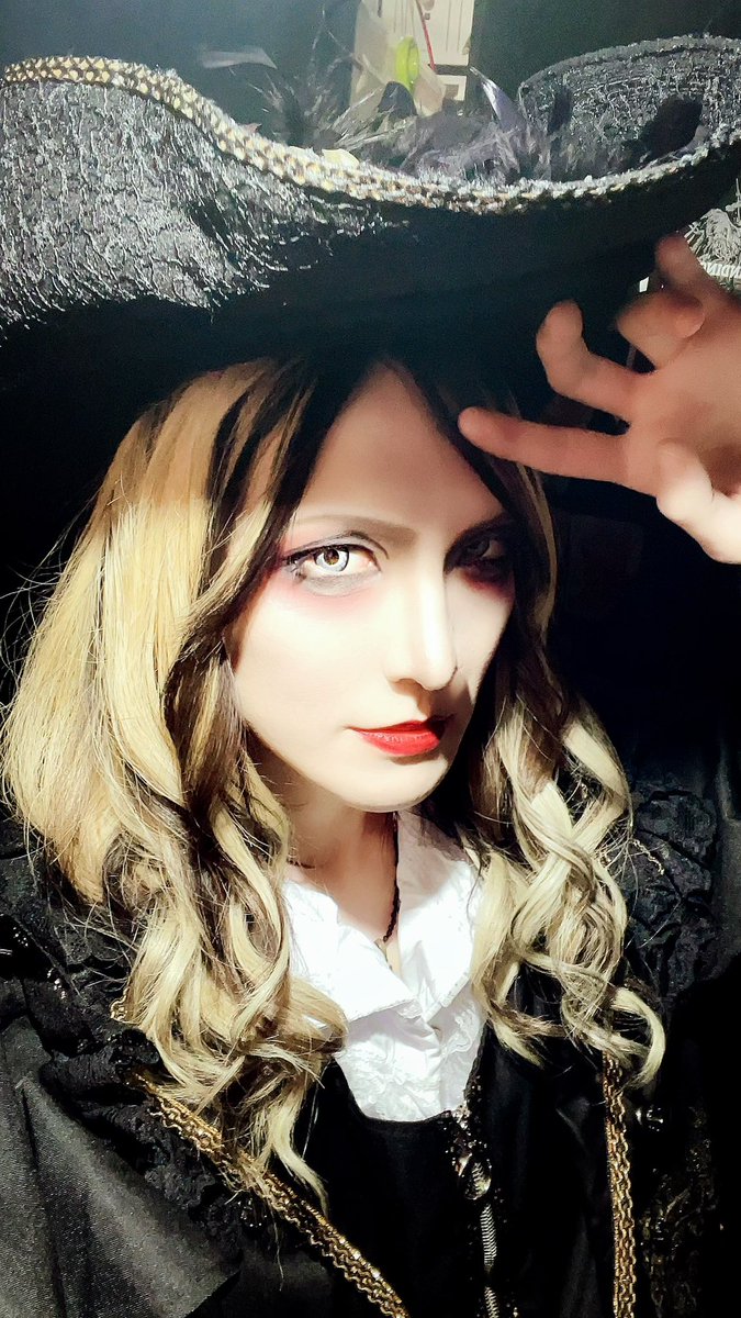 2/8ワンマンありがと！
Millaさんハピバ！皆にも聞いたけど自分も誕生日は嬉しい派(陽気な陰キャの自分は騒ぎたいだけ)
最後の曲前に「ラストー！」って言った時もう終わり？って思ってた🫠
次は2/16 WildSideTokyo

汗かきすぎて前髪事故ってる
#v系 #マイクに着いた口紅どうにかならんかな