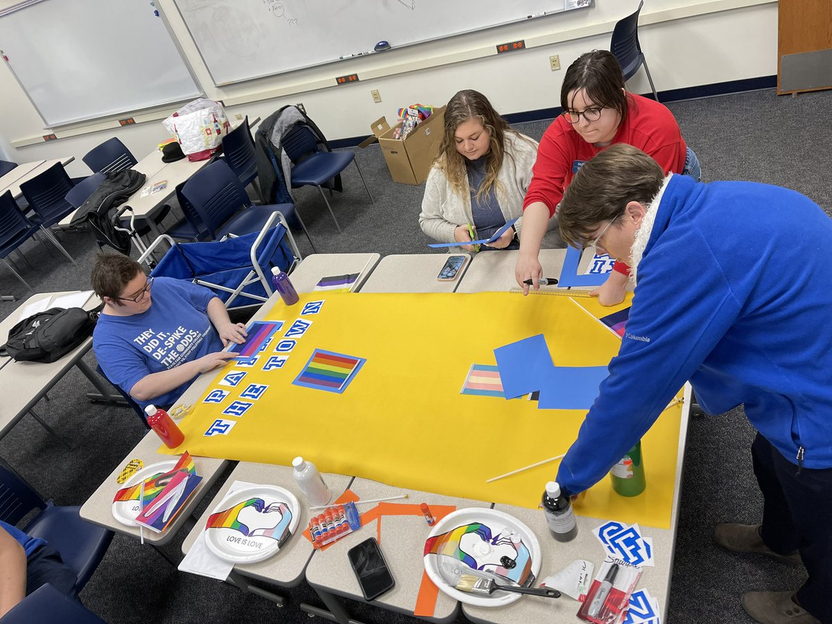 sfccmo's tweet photo. VIVID hard at work on their Homecoming banner! For more info on VIVID email Olivia Smith at osmith1@sfccmo.edu.
#SFCCHomecoming #SFCCVIVID #FruitySnacks https://t.co/tXanO8Wfhq