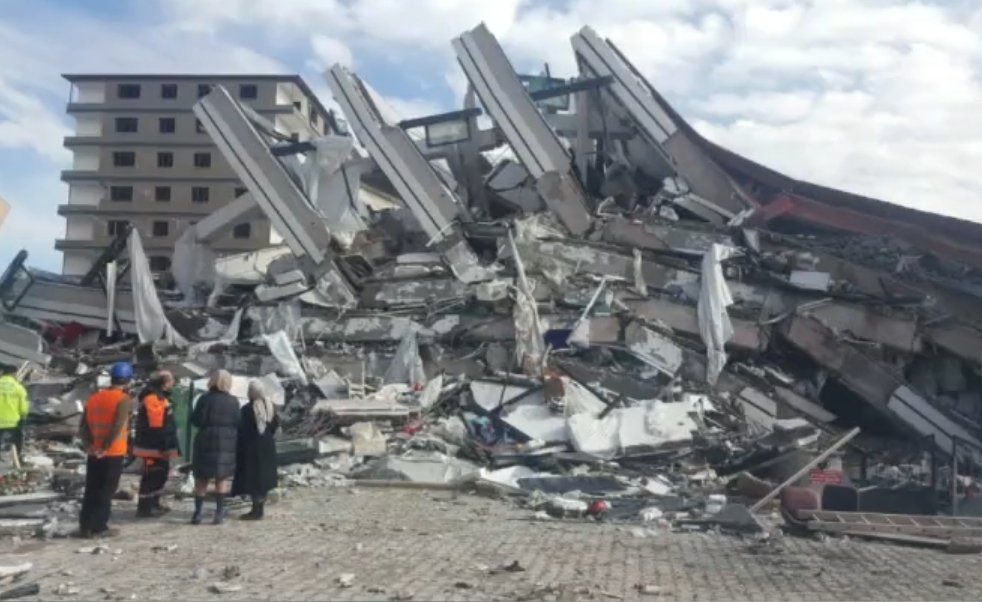 bahadir_ozgr's tweet photo. Buradan da o kadar fazla yardım mesajı geliyor ki. Antakya Uğur Mumcu Cad. Erdoğan Premium City B Blok. Ultra lüks, yepyeni bina. 2018 tarihli...
Yapan şirket Erdoğan Grup. Başkanı Antakya Belediyesi'nin CHP'li üyesi Onur Keçecioğlu. Üstelik imar komisyonu üyesi. Daha ne diyelim! https://t.co/PrdxX9MQXh