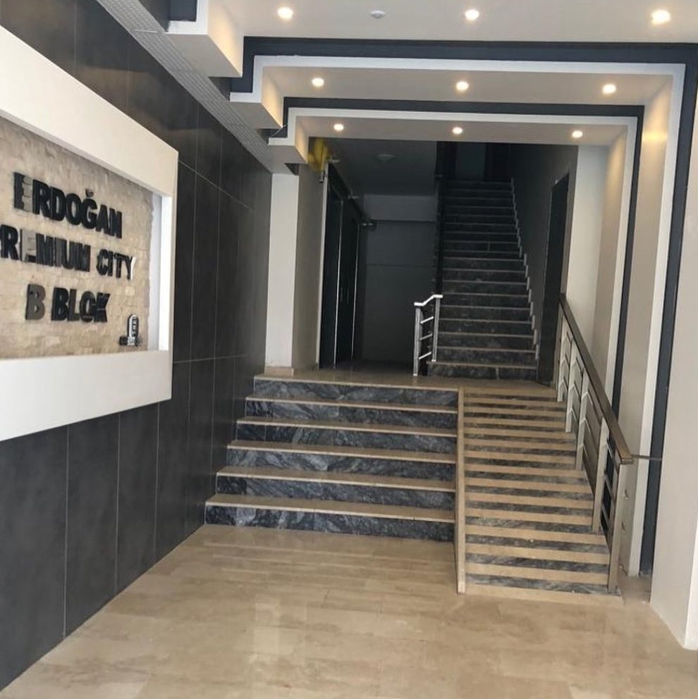 bahadir_ozgr's tweet photo. Buradan da o kadar fazla yardım mesajı geliyor ki. Antakya Uğur Mumcu Cad. Erdoğan Premium City B Blok. Ultra lüks, yepyeni bina. 2018 tarihli...
Yapan şirket Erdoğan Grup. Başkanı Antakya Belediyesi'nin CHP'li üyesi Onur Keçecioğlu. Üstelik imar komisyonu üyesi. Daha ne diyelim! https://t.co/PrdxX9MQXh