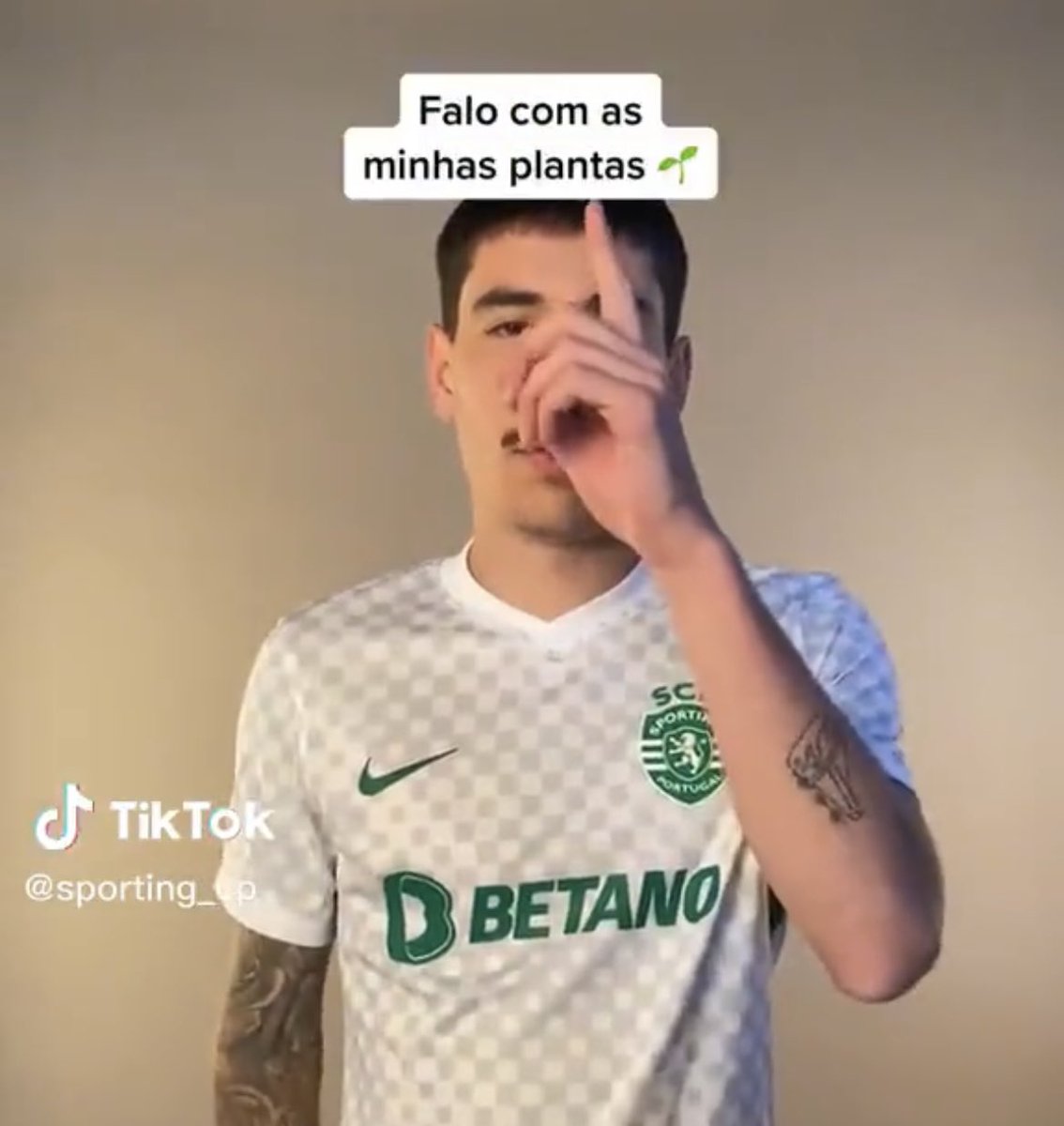 Com o Bellerín tá tudo bem, mas quando sou eu, sou logo diagnosticado com síndrome de esquizofrenia