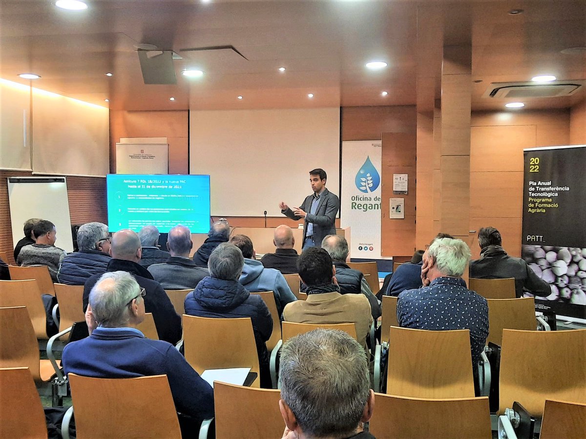 EATarrega's tweet photo. Acollim a l'#EATàrrega 2 jornades d'@acatcoregants!🙌

La primera tenia com a objectiu donar a conèixer un sistema de monitoratge que permet estalviar en la factura elèctrica i, la segona, ha tractat sobre bombament solar amb variadors de freqüència.

#Linkener @VectorMotorCont https://t.co/xJX8SNsp6s