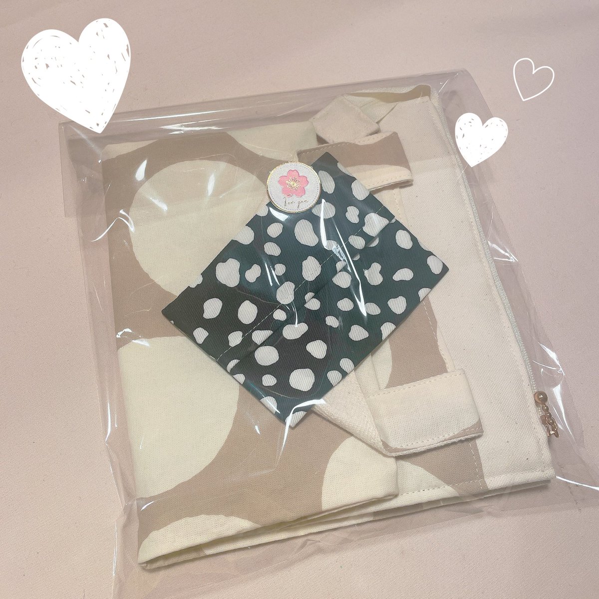 kei_bornfrom's tweet photo. お客様の所へ出発しました〜🥰
喜んで下さると良いな💓💞
#keisakura #bornfrom #ハンドメイド
#布小物 #ミシン #ランチバッグ
#minne #メルカリ https://t.co/yssdYDGS6C