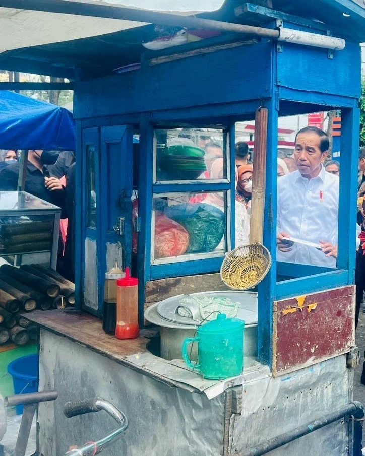 Pasar Bakti dan Pasar Halat, dua pasar di Kota Medan begitu ramai siang tadi. Saya senang bahwa harga-harga bahan pangan di dalam kondisi baik. 

Di dua pasar ini saya menyerahkan bantuan tunai langsung kepada para pedagang pasar dan bantuan modal kerja kepada pedagang kaki lima.