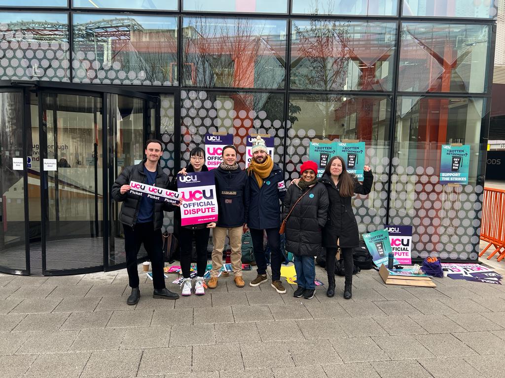 .@lborolondon post-grad researchers (+ one freshly minted PhD @Albrejn) repping @LboroUCU @ucu on the picket line