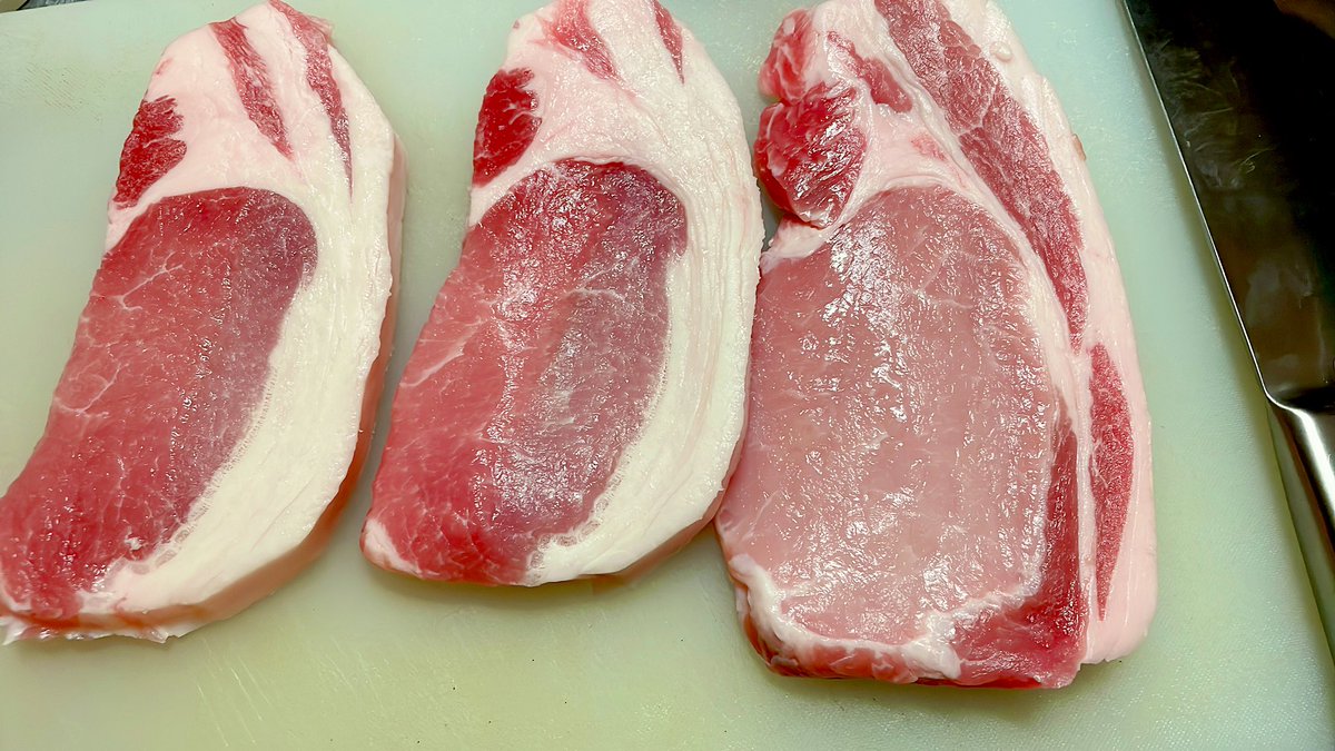 「←下の方になってた肉の脂身の多さに、やられた〜ってなっとる 」|dondonのイラスト