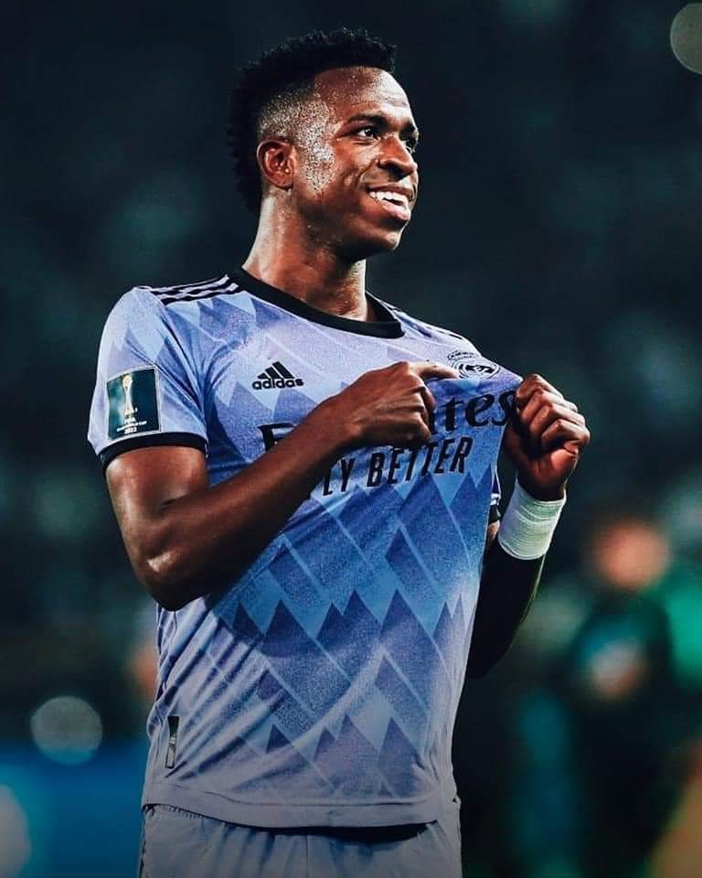 EternoRMadridCF's tweet photo. Ayer Vinicius rompió el récord de Raúl y se convirtió en el jugador más joven del Real en marcar en el Mundial de Clubes. 50 minutos después, Rodrygo rompió el récord de Vinicius. 6 minutos después, Arribas rompió el récord de Rodrygo. https://t.co/emym9l0U28