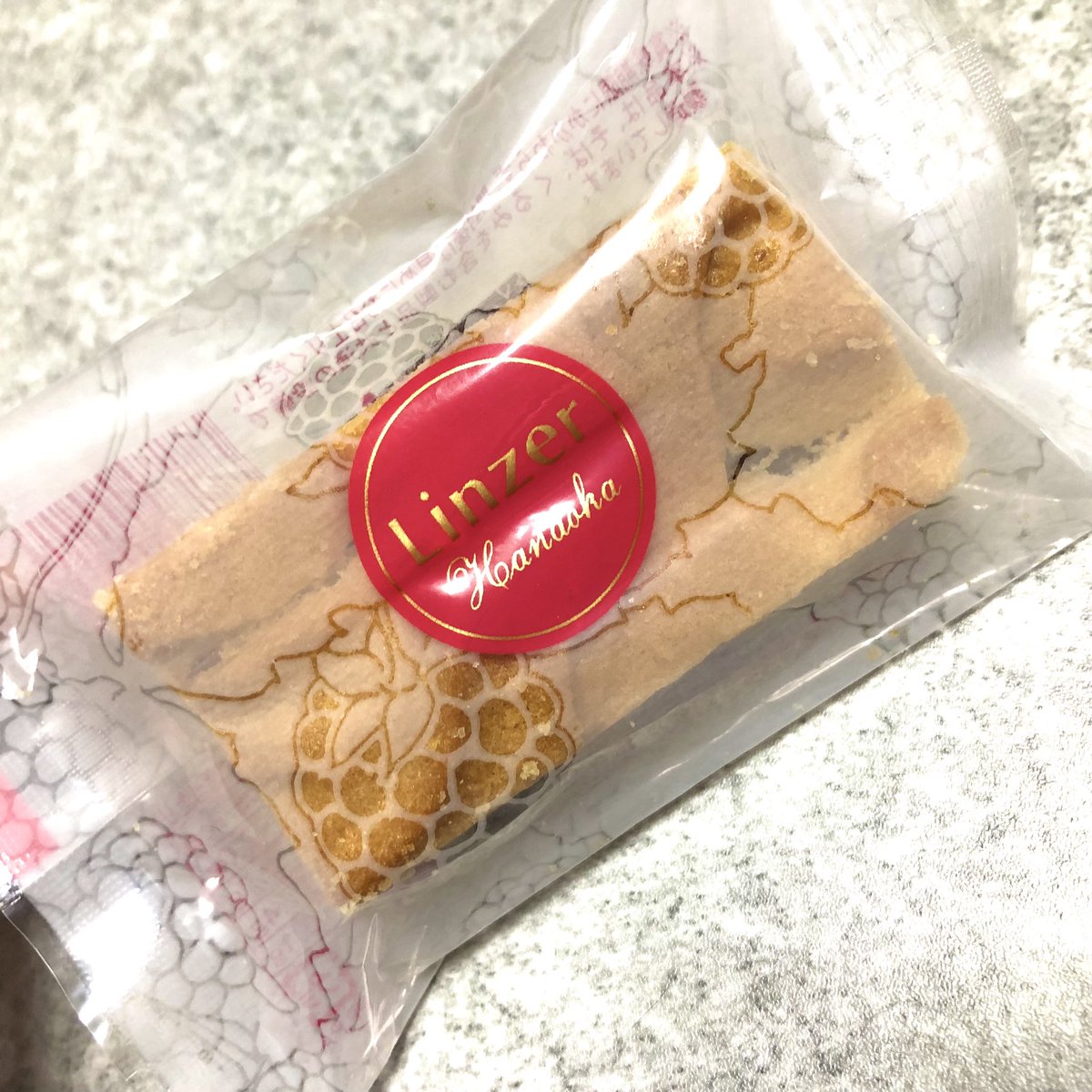 「この世で1番好きなクッキー!長野の花岡さんのリンツァー木苺ジャムが挟まっててサク」|しゃなりかのイラスト