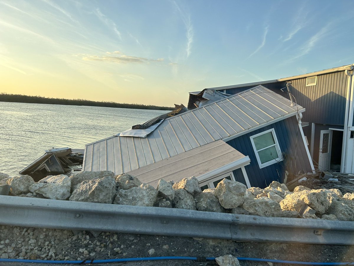 LisaSpoonerTV's tweet image. Was out on Pine Island yesterday and enjoyed a yummy dinner at Miceli's. Seeing that many people pack the restaurant was great! Still so many heartbreaking sights out there. But they are DEFINITELY Pine Island Strong! 💪🏻

#PineIslandStrong #SWFLstrong #Ian #IanRecovery