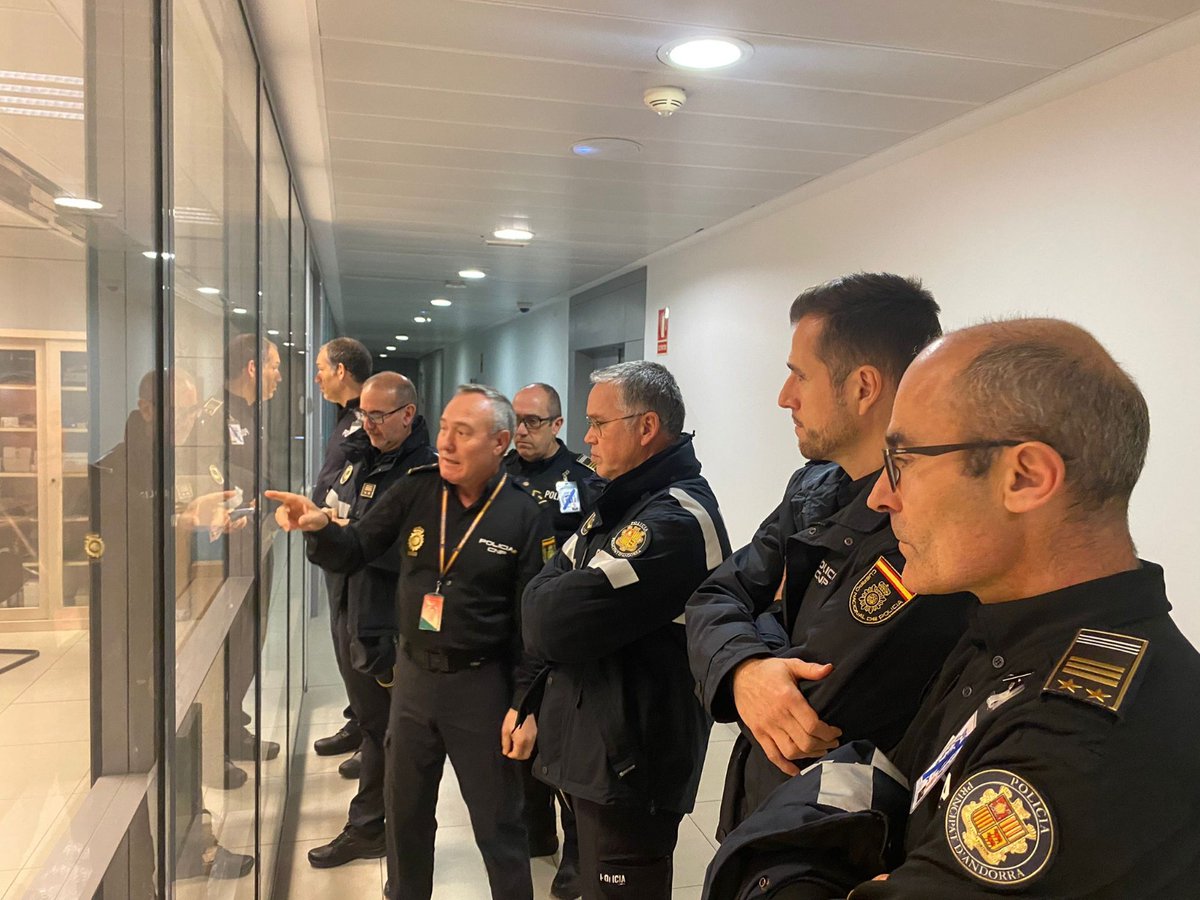info_dgp's tweet photo. El curso de ascenso a IJ en el Centro de Altos Estudios Policiales de Carabanchel (#Madrid) cuenta estos días con 6 alumnos de la Policía del Principado de #Andorra 

Ayer visitaron a la #UIP y hoy se encuentran en la Comisaría General de Policía Científica https://t.co/MiIqrmNjGu