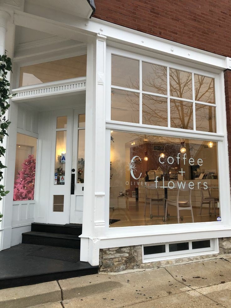 chanelkake's tweet photo. coffee &amp; flowers ♡ https://t.co/KtrAnOZo26