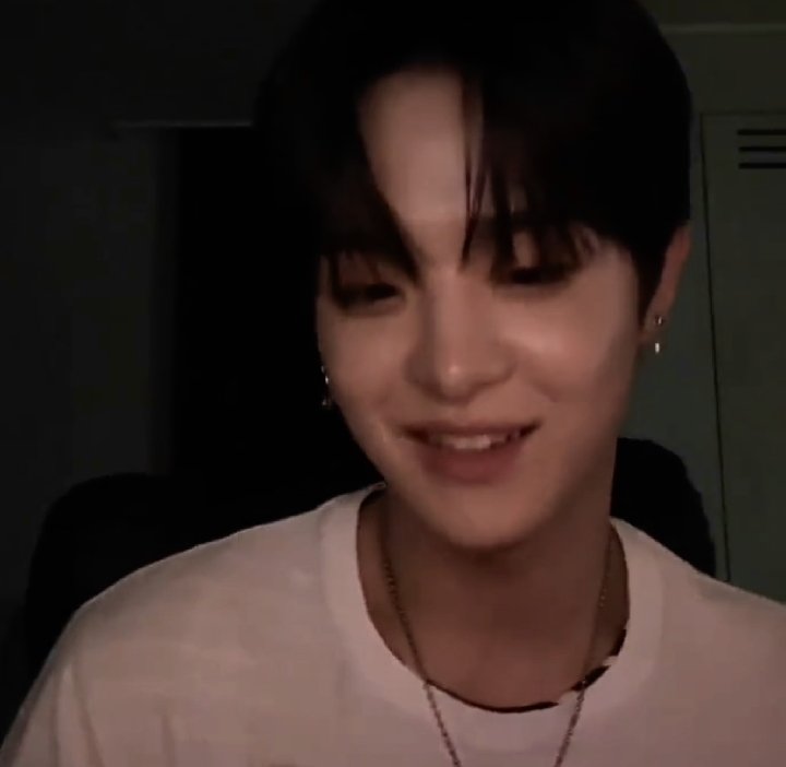 _hourlyjihoon's tweet photo. his deep voice and smile 🫠 #jihoon #treasure https://t.co/nE1edzzIOF