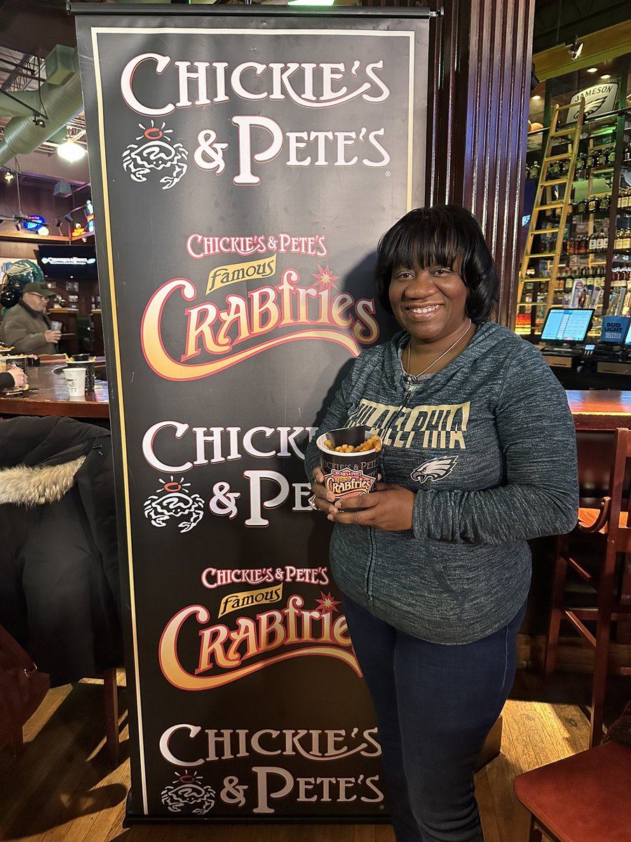 EAGLESHIRLEY's tweet photo. Repping for my @Eagles here @ChickiesnPetes with @montygphilly @LawrenceBJones3 @foxandfriends Let’s go Birds 🦅 #FlyEaglesFly https://t.co/fCpZfqWaon