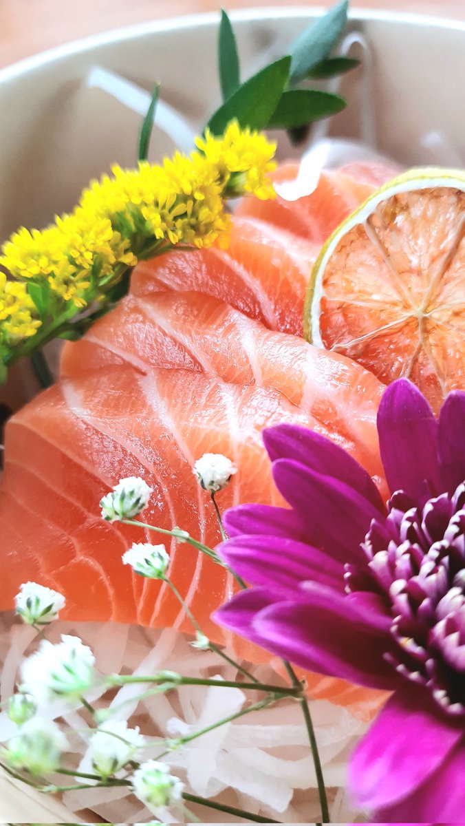 La cucina giapponese non è qualcosa che si mangia, ma qualcosa che si guarda.
(Jun’ichirō Tanizaki)

刺身 Sashimi di salmone 🍣

#刺身 #sashimi #sashimilover #sashimilovers #salmonsashimi #sashimisalmon #sashimidisalmone #salmone #salmon #giappostyle #cucinaorientale #pescecrudo
