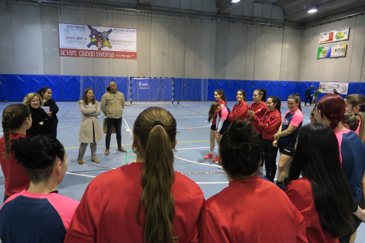 aytogetafe's tweet photo. Visita y reunión con el balonmano @BMGetasur, uno de los clubes más laureados de #Getafe, para repasar la actualidad del equipo y del deporte en la ciudad.

@DeporteGetafe https://t.co/WcDq7AhAnO