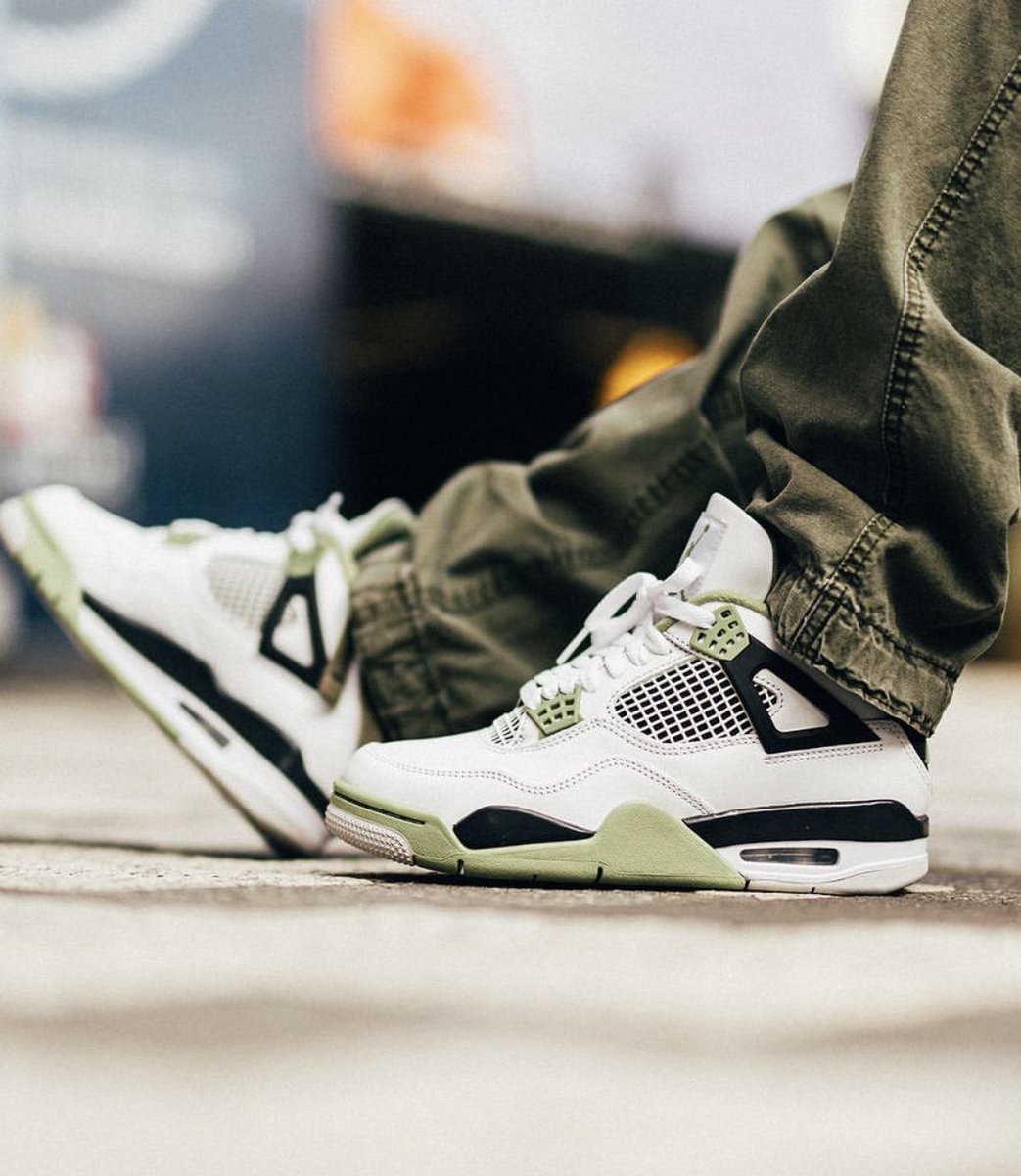 SNKR_TWITR tweet media