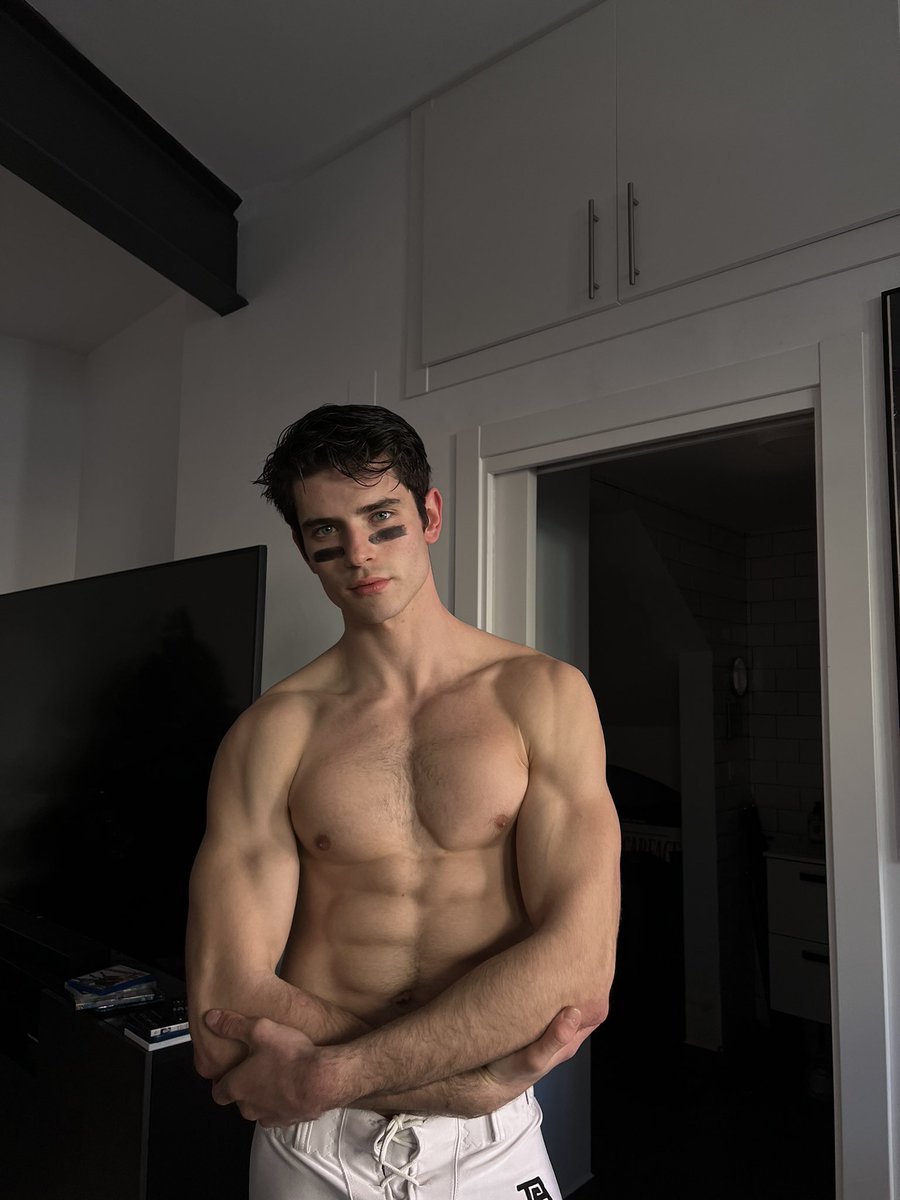 You never know where your motivation’ll come from 🏈🏈

.

.
.
.
.
.
.
.
.
#makeup #rugby #viral #model #lifestyle #foryou #motivational #fashion