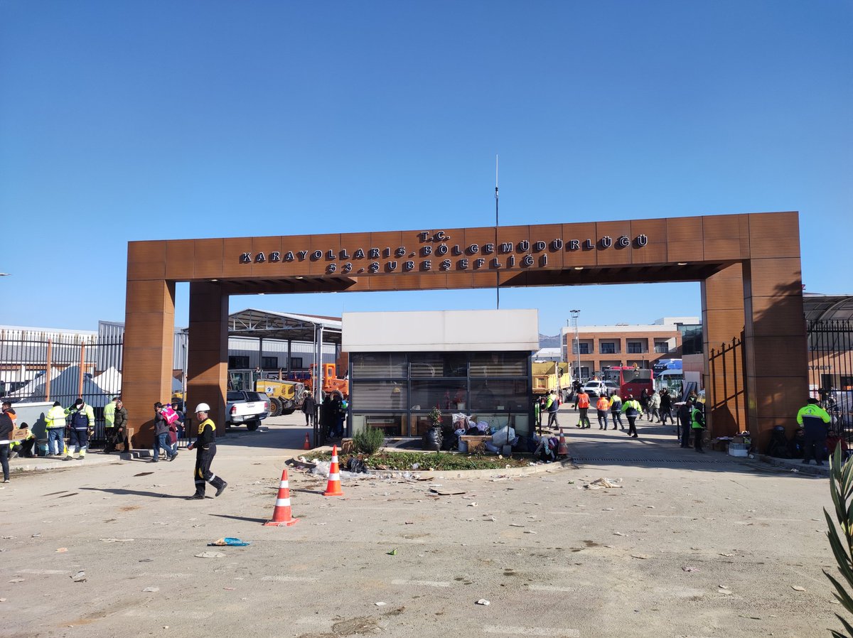 Hatay'a gönüllü olarak enkaz kaldırmaya geldim karayollarının bu şubesinde tuvalet var dediler gittim. Kullanmama izin vermediler, vekiller kullanıyormuş halka açamazlarmış. Kıyı köşe bir yere yapacakmışım.onlar insan da ben hayvan mıyım  <a href="/HatayBSB/">Hatay Büyükşehir Belediyesi</a> @hatayailesosyal  <a href="/TC_icisleri/">T.C. İçişleri Bakanlığı</a>