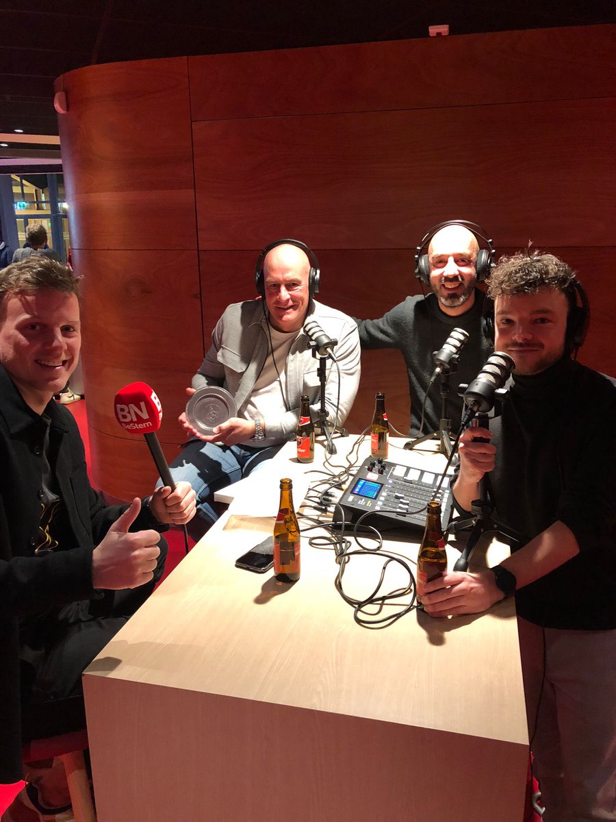TotalFootbFest's tweet photo. Jurylid Robert Maaskant was woensdag in het Chassétheater in Breda om de mannen van De Gegenpressing podcast (@dennis_kas @yadranblanco @joost_blaauwhof) te verrassen met de schaal voor beste podcast FAN (KKD)
En Mister NAC John Karelse nam hem in ontvangst!

#VoetbalpodcastAward https://t.co/GbSa6XAxKO