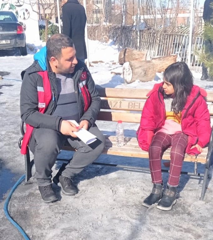 tcailesosyal's tweet photo. Ekiplerimiz depremden etkilenen vatandaşlarımızla birlikteler. Sahadaki çalışmalarımız hız kesmeden devam ediyor.

#BirlikteGüçlüyüz 🇹🇷
#KırmızıYelekliler

📍 Malatya https://t.co/5oCYMxI21j